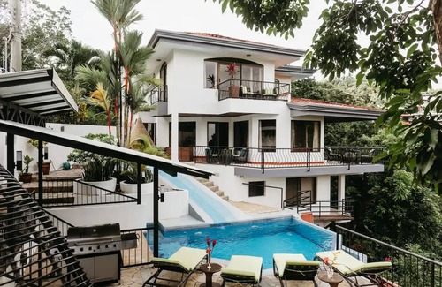 Valle Pura Vida House | Casa Mirador: Pool, Swim up Bar, Slide in central location!nn