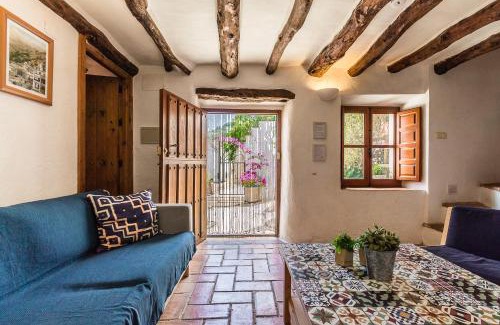 Pinos del Valle House | Casa Mundo - 16th century traditional white village house with pool