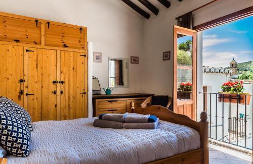 Pinos del Valle House | Casa Mundo - 16th century traditional white village house with pool