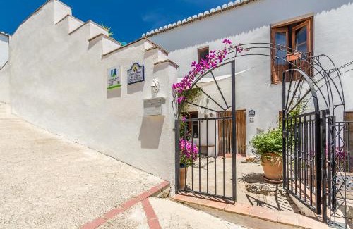 Pinos del Valle House | Casa Mundo - 16th century traditional white village house with pool