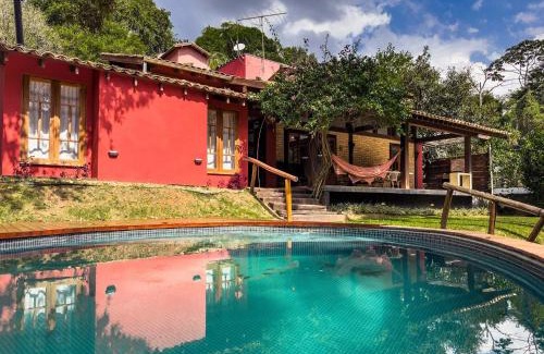 Carapicuiba House | Casa na Granja Viana em frente à reserva ambiental