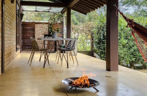 Carapicuiba House | Casa na Granja Viana em frente à reserva ambiental
