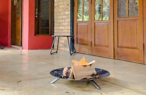 Carapicuiba House | Casa na Granja Viana em frente à reserva ambiental