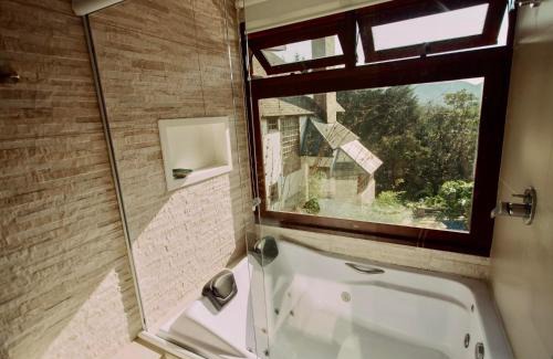 Atibaia Villa | Casa na montanha em condomínio de alto padrão