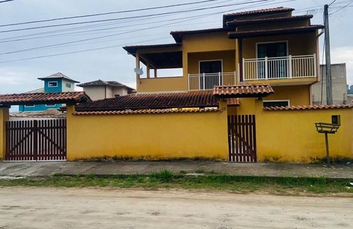 Rio das Ostras House | Casa na Praia e na Lagoa, 3 Quartos, Churrasqueira, Chuveirão, Aceitamos Pets!