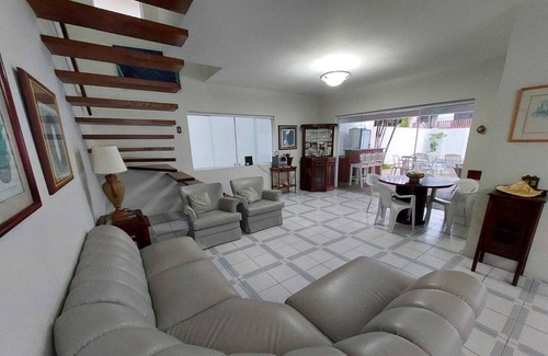 Jardim Belmar House | Casa na Quadra da Praia da Enseada, Acomoda até 12 Pessoas