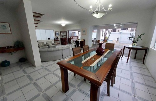 Jardim Belmar House | Casa na Quadra da Praia da Enseada, Acomoda até 12 Pessoas