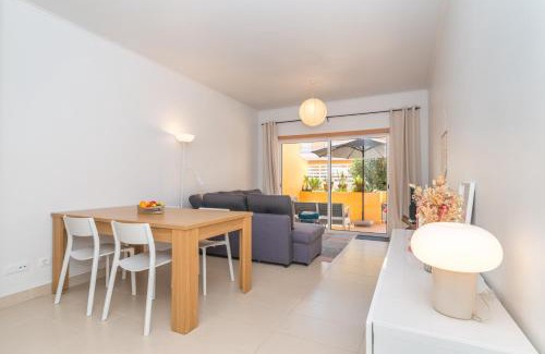 Canada Apartment | Casa Nobre 2BDR - 4 mins walk Train Station - Pool - Patio - Quiet