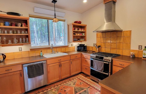 Mazama House | Casa Nordica: Modern 2-Bedroom Getaway in Mazama