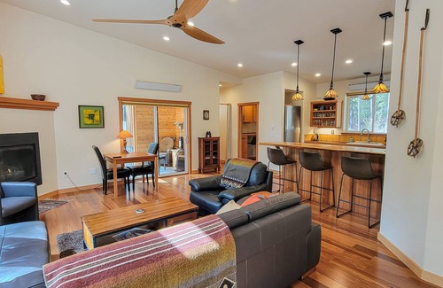 Mazama House | Casa Nordica: Modern 2-Bedroom Getaway in Mazama
