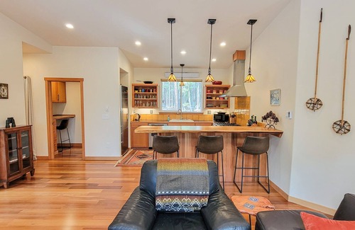 Mazama House | Casa Nordica: Modern 2-Bedroom Getaway in Mazama