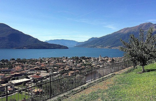 Vercana House | Casa Osmanto G: A cozy and welcoming apartment situated at a short distance from the shores of Lake Como, with Free WI-FI.