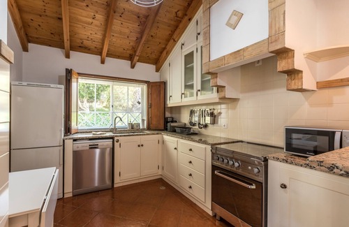 Albardeira Villa | Casa Oxala - Stunning detached character Villa set in picturesque gardens.