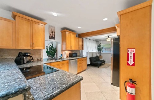 North Central Hollywood House | Casa Palma | Tropical Pool | 15 min to Beach