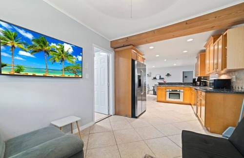 North Central Hollywood House | Casa Palma | Tropical Pool | 15 min to Beach