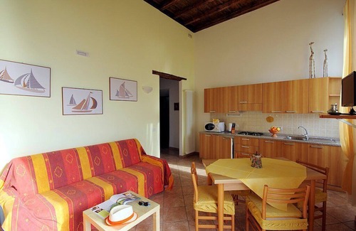 Azzano House | Casa Panorama Cinque: A bright and cheerful apartment situated at a short distance from the shores of Lake Como, with Free WI-FI.