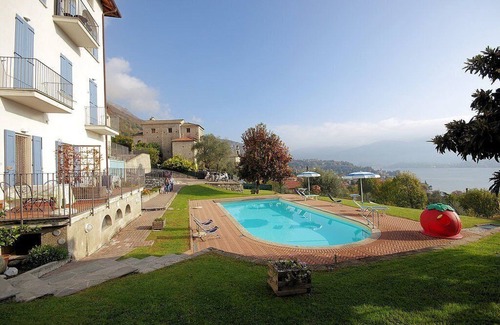 Azzano House | Casa Panorama Quattro: A bright and cheerful apartment situated at a short distance from the shores of Lake Como, with Free WI-FI.