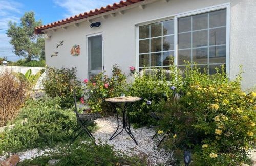 Moncarapacho e Fuseta House | Casa Paraiso Logement living cuisine 2 chambres, salle de bains, espaces extérieurs privés, grande piscine et jardins partagés, à proximité des PLAGES de FUSETA et de la RIA FORMOSA