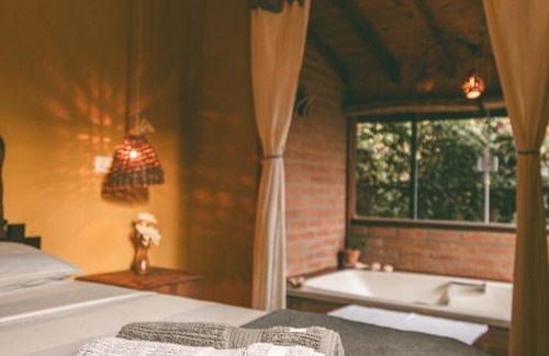 Sao Bento do Sapucai House | Casa Pedacinho de Céu com banheira de hidromassagem e lareira