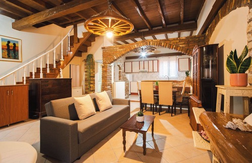 Molos Apartment | Casa Pierina - Traditional Guest House