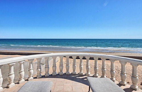 Las Conchas House | Casa Playa: luxurious furnishings, oceanfront views, private honeymoon suite