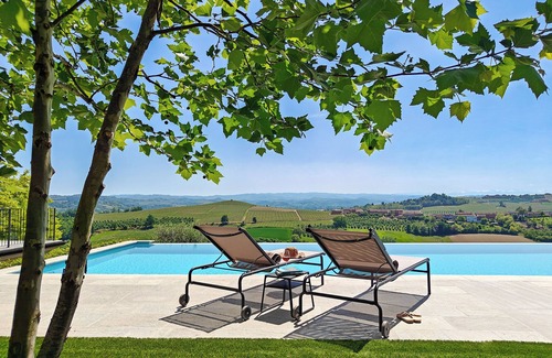 San Martino Alfieri House | Casa Profumi di Barbera 4: Infinity Pool, 2 Luxurious Bedrooms & Historic Charm