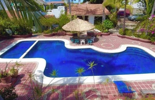 Hidalgo House | Casa Rosa - Steps to Playa Manzanillo