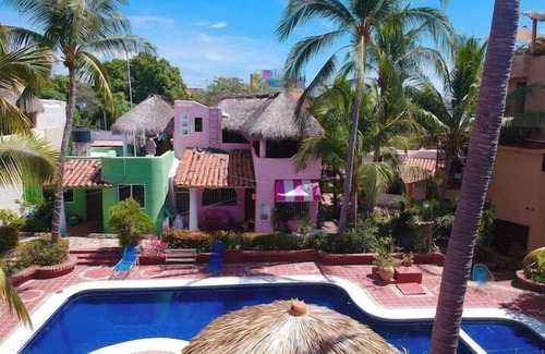 Hidalgo House | Casa Rosa - Steps to Playa Manzanillo