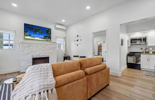 Hollywood South Central Beach Apartment | Casa Roselle full 2/2