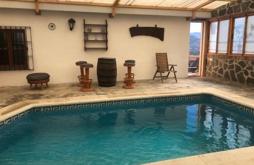 Sayalonga Ski Chalet | Casa rural Cristina- Piscina climatizada