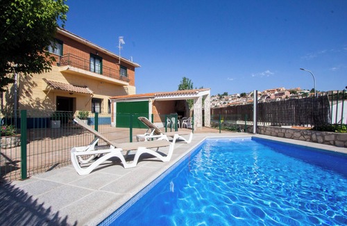 Valdelaguna House | Casa Rural El Aligustre in Valdelaguna with swimming pool and table soccer.