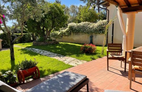 Guardistallo House | Casa Sophia, piscina con vista mare - ingresso, giardino, barbecue e parcheggio privati by ToscanaTour