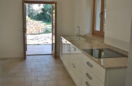 Malcesine Apartment | Casa Sopri: Heavenly tranquillity amidst the hustle and bustle: in the park by the beach.