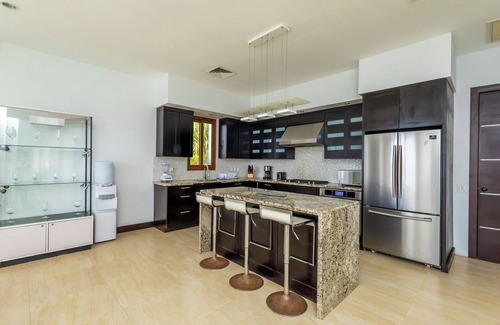 Lighthouse Estates House | CASA SUNRISE, luxury beach vacation house.