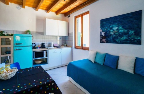 Vernazza Apartment | Casa Teresa with AC and Balcony