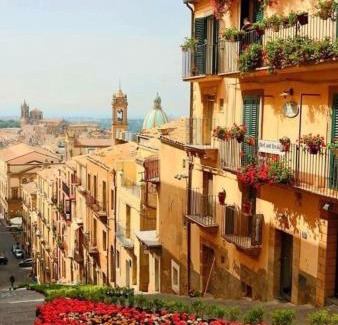 Caltagirone Bed & Breakfast | Casa tipica siciliana patronale home BedandBreakfast TreMetriSoprailCielo Camere con vista, colazione interna in terrazzo panoramico