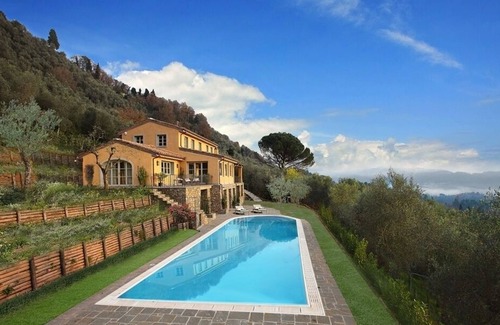 Camaiore Villa | CASA TUA NEWLY RENOVATED HILLSIDE VILLA, 300 M² BREATH-TAKING POOL SEA VIEW