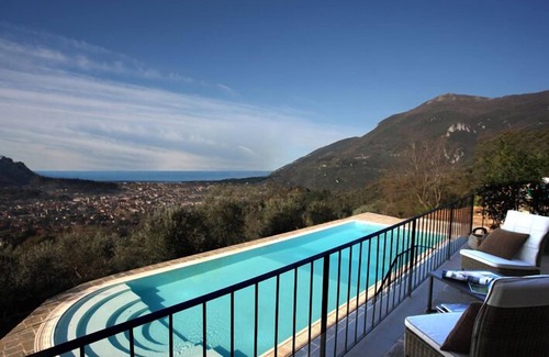 Camaiore Villa | CASA TUA NEWLY RENOVATED HILLSIDE VILLA, 300 M² BREATH-TAKING POOL SEA VIEW