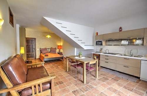Alani House | Casa Turchino C: A welcoming apartment that is part of a villa situated in a quiet location, surrounded by a wonderful garden, with Free WI-FI.