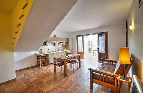 Alani House | Casa Turchino C: A welcoming apartment that is part of a villa situated in a quiet location, surrounded by a wonderful garden, with Free WI-FI.