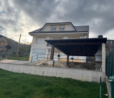 Corullon House | Casa turismo rural Becar