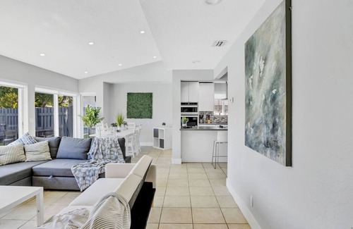 North Central Hollywood House | Casa Utopia | Waterfront | Pool | 15 min to Beach