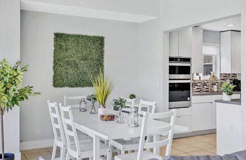 North Central Hollywood House | Casa Utopia | Waterfront | Pool | 15 min to Beach