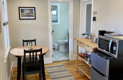 Old North End House | Casa Verde, 1bed & 1bath, with private entrance and hot tub