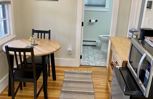 Old North End House | Casa Verde, 1bed & 1bath, with private entrance and hot tub