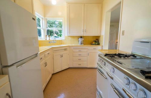 Valley Glen House | Casa Verde Idyllic 40's Valley Bungalow Lush Garden jacuzzi and Sauna
