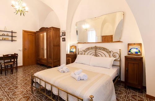 Old Town Cisternino Apartment | Casa Violetta by Typney