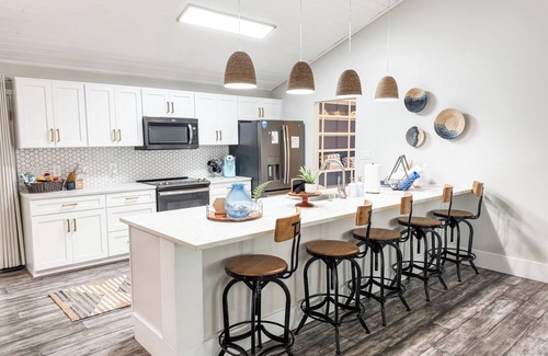 Gulfview Heights House | CasaBlanca30a: Dog Friendly, Game Room, 6 Seater Golf Cart & NFL SUNDAY TICKET!