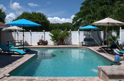 Tropic Palms House | CasaDelray! nYour Spacious 5BR Coastal Retreat nJust Minutes Away From The BEACH