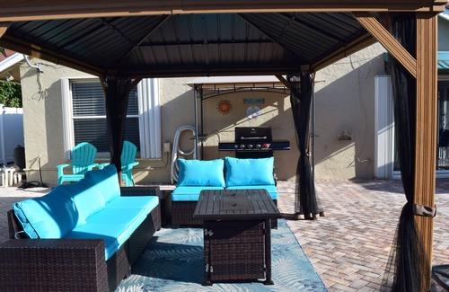 Tropic Palms House | CasaDelray! nYour Spacious 5BR Coastal Retreat nJust Minutes Away From The BEACH